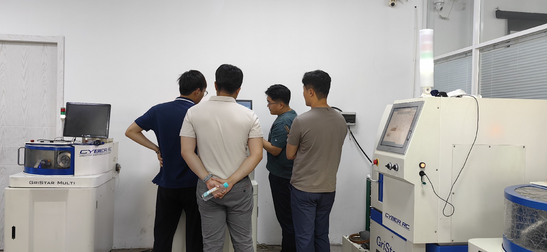 韓國(guó)客戶來訪培訓(xùn)全自動(dòng)磨刀機(jī)使用